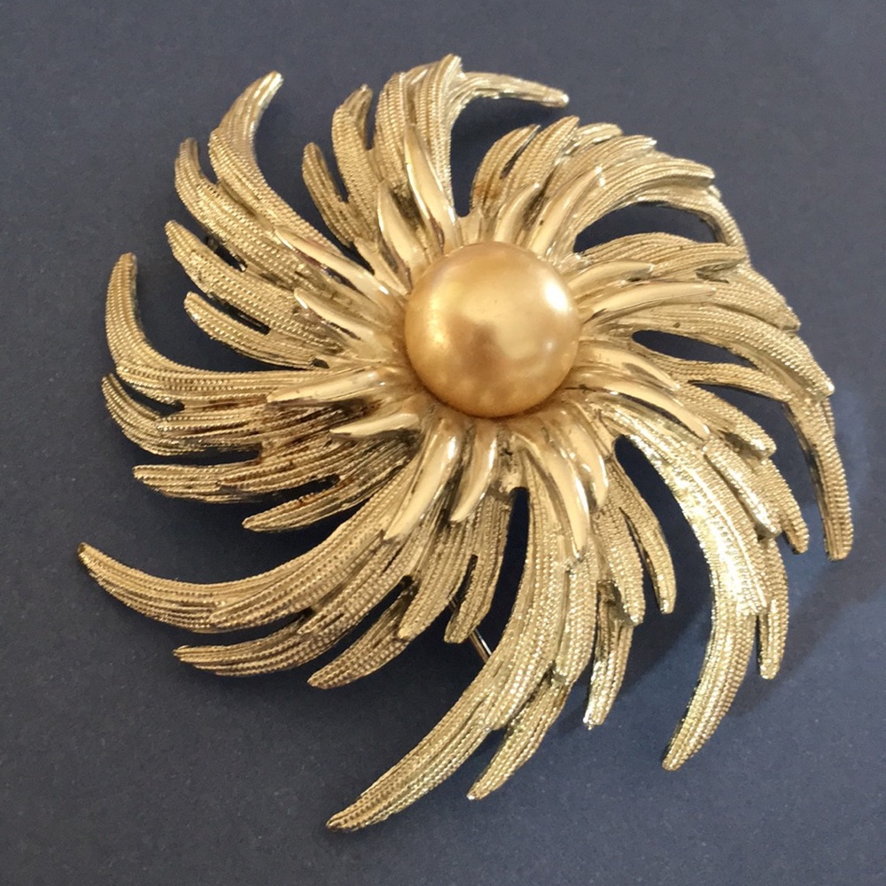 Sarah Coventry faux pearl fashion vintage brooch